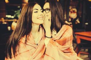 deux jeunes et belles filles partagent des secrets photo