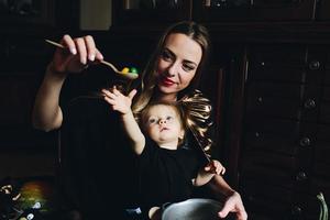 mère et fille jouant ensemble à la maison photo