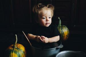 petite fille jouant dans une sorcière photo