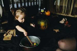 petite fille jouant dans une sorcière photo