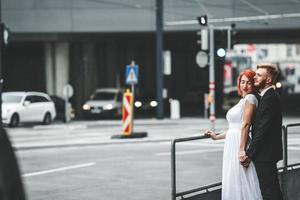 couple de mariés dans un bâtiment futuriste photo