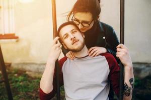 couple sur une balançoire photo