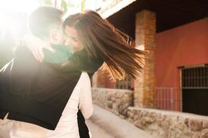 couple s'amusant dans la ville photo