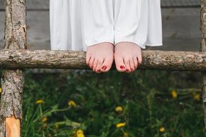 trois charmantes filles près d'une maison en bois photo