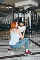 jeune mère avec son jeune fils dans la salle de gym photo