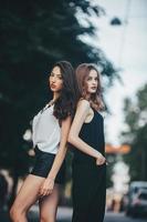 jolies filles posant dans une rue de la ville photo