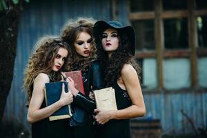 trois femmes vintage comme sorcières photo