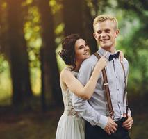 beau couple de mariage posant photo