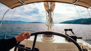 panneau de commande du navire avec volant sur le pont du capitaine photo