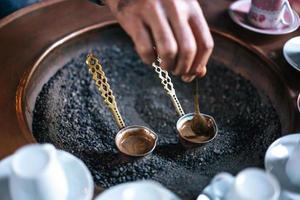 un homme fait du café turc photo