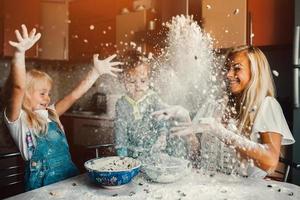 mather avec les enfants à la cuisine photo