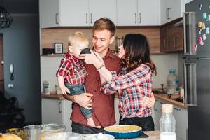 papa, maman et petit fils préparent une tarte photo