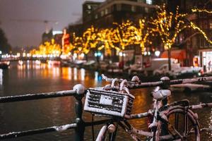 vélos garés le long d'un pont sur les canaux d'amsterdam photo