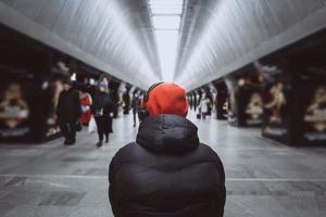 homme de dos dans le métro. les gens dans le métro photo