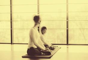 deux filles d'âges différents faisant du yoga photo