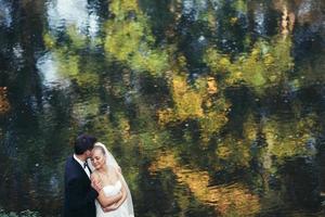 beau couple de mariage posant dans la forêt photo