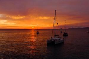 vue aérienne depuis un drone sur des bateaux transportant en mer, coucher de soleil photo