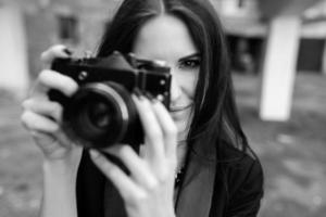 belle femme photographe posant avec appareil photo