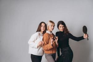 trois belles jeunes filles posant pour la caméra photo