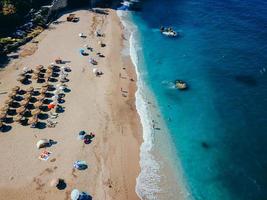 plage avec chaises longues au bord de l'océan photo