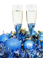 verres de champagne et boule de noël bleue et guirlandes photo