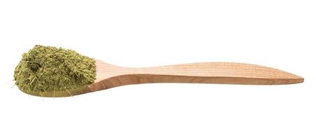 Herbe de stévia rebaudiana moulue dans une cuillère en bois photo