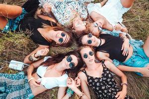 six filles allongées sur l'herbe photo