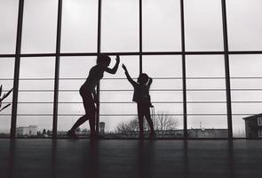 charmante famille passe du temps dans la salle de gym photo