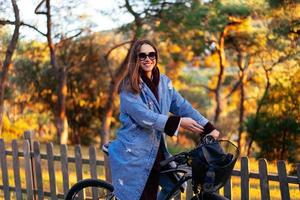 belle jeune fille sur un vélo posant devant la caméra photo