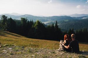 photo d'un couple à la montagne