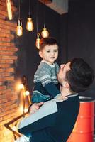 jeune famille s'amusant à la maison photo