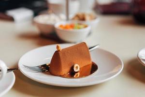 gâteau au chocolat sur une assiette photo