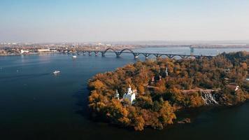 dnipro, kiev. pont à kiev sur la rivière photo