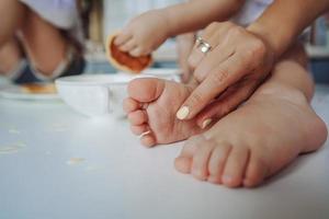 les jambes d'un petit enfant dans la farine photo