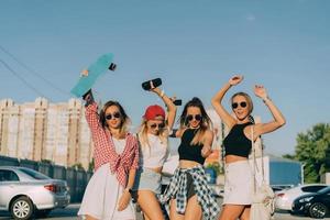 quatre jeunes filles s'amusent au parking. photo