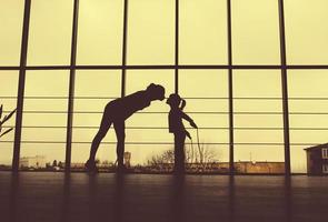 silhouette de mère et fille dans la salle de gym.kiss photo