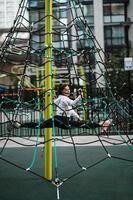 jeune femme s'amusant sur la pyramide de corde photo