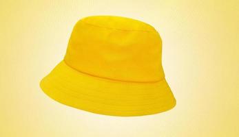 chapeau de seau sur fond jaune clair photo