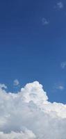 fond de ciel bleu avec des nuages blancs photo
