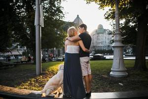 garçon et fille regardant le coucher du soleil avec un chien photo