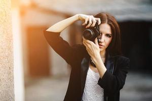 belle femme photographe posant avec appareil photo