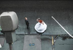 couple de mariés dans un bâtiment futuriste photo