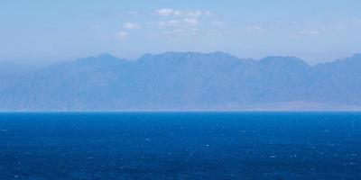 vue panoramique depuis la hauteur de la chaîne de montagnes jusqu'à la mer rouge photo