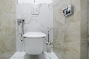 bidet dans des toilettes modernes avec fixation murale pour douche photo