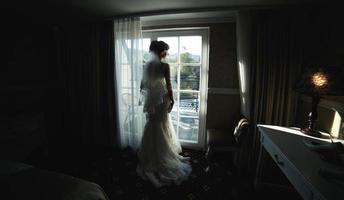 mariée regardant par la fenêtre photo