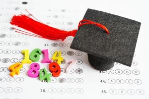 numéro de maths avec chapeau d'écart de graduation sur la feuille de réponses choix de test pour l'apprentissage des mathématiques, concept de mathématiques de l'éducation.