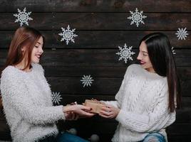 deux belles filles ensemble déballent des cadeaux photo