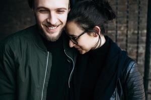 couple posant dans une ruelle photo