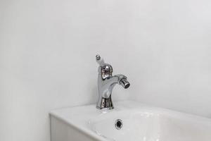 bidet dans des toilettes modernes avec fixation murale pour douche photo