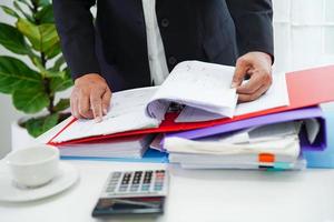 femme d'affaires occupée à travailler avec des documents au bureau. photo